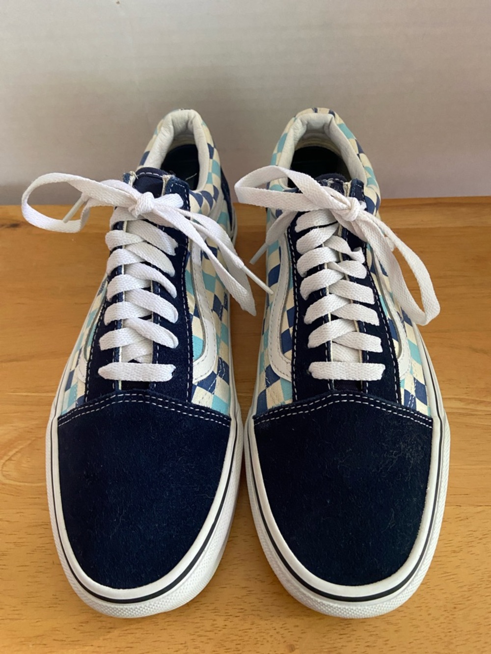 Vans women’s 9.5 Checkerboard Low-Top Sneakers in Navy & Light Blue